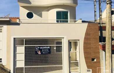 Imagem: A casa possui 3 Dormitórios, 3 Banheiros, 2 Vagas na garagem