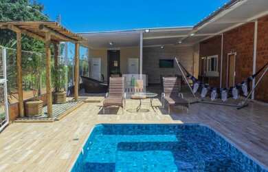 Imagem: A casa possui 4 Dormitórios, 5 Banheiros, 4 Vagas na garagem