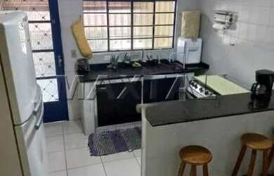 Imagem: A casa possui 3 Dormitórios, 2 Banheiros, 2 Vagas na garagem