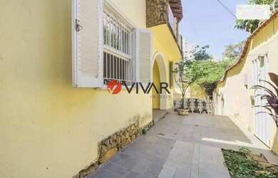 Imagem: A casa possui 5 Dormitórios, 3 Banheiros, 2 Vagas na garagem