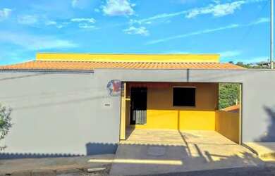 Imagem: A casa possui 3 Dormitórios, 2 Banheiros, 2 Vagas na garagem