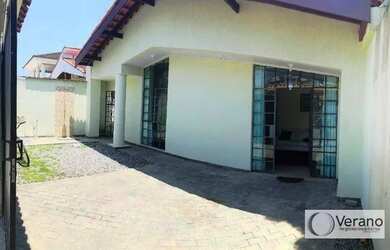 Imagem: A casa possui 4 Dormitórios, 2 Banheiros, 3 Vagas na garagem