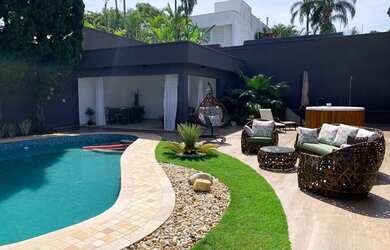 Imagem: A casa possui 4 Dormitórios, 3 Banheiros, 3 Vagas na garagem