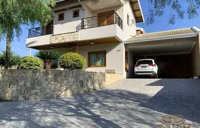 Imagem: A casa possui 3 Dormitórios, 4 Banheiros, 5 Vagas na garagem