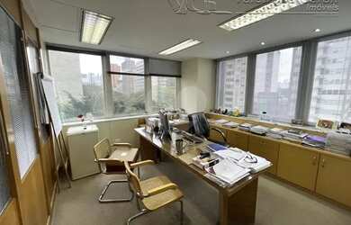 Imagem: O depósito possui 2 Vagas na garagem, 164m² de Área e está