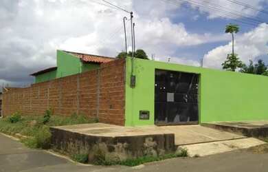 Imagem: A casa possui 2 Dormitórios, 1 Banheiro, 2 Vagas na garagem