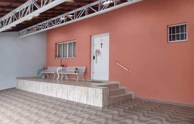 Imagem: A casa possui 3 Dormitórios, 4 Banheiros, 2 Vagas na garagem