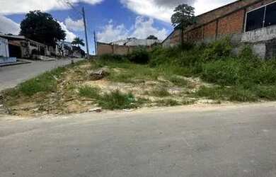 Imagem: O terreno e possui Dormitórios, Suítes, Banheiros, 325-0m²