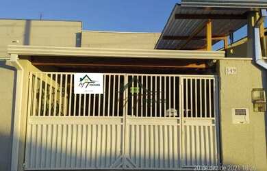 Imagem: A casa possui 3 Dormitórios, 2 Banheiros, 1 Vaga na garagem