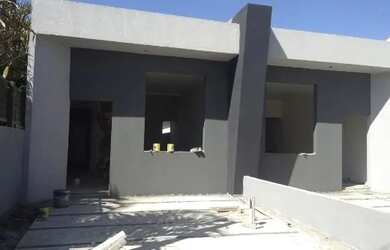 Imagem: A casa possui 3 Dormitórios, 2 Banheiros, 2 Vagas na garagem