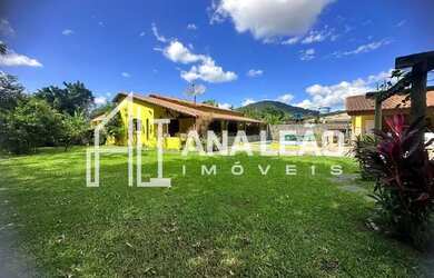 Imagem: A casa possui 3 Dormitórios, 3 Banheiros, 2 Vagas na garagem