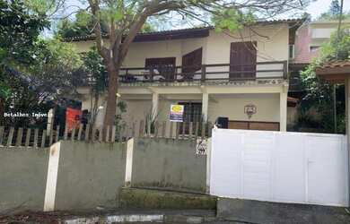 Imagem: A casa possui 4 Dormitórios, 2 Banheiros, 3 Vagas na garagem