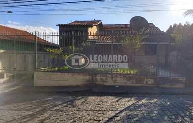 Imagem: A casa possui 3 Dormitórios, 2 Banheiros, 3 Vagas na garagem