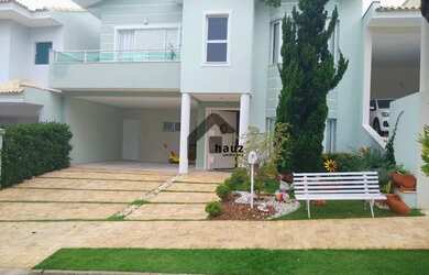 Imagem: A casa possui 4 Dormitórios, 5 Banheiros, 372m² de Área e