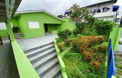 Imagem: A casa possui 3 Dormitórios, 1 Banheiro, 2 Vagas na garagem