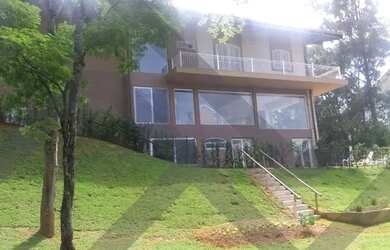 Imagem: A casa em condomínio possui 4 Dormitórios, 5 Banheiros, 500m²