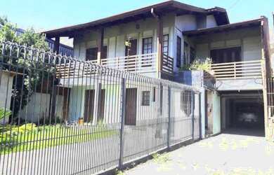 Imagem: A casa possui 3 Dormitórios, 1 Banheiro, 3 Vagas na garagem