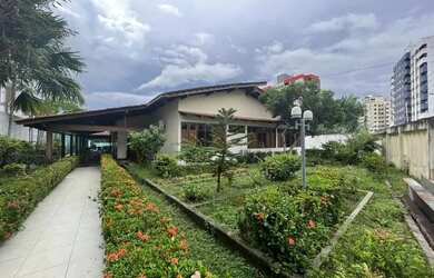 Imagem: A casa possui 5 Dormitórios, 5 Banheiros, 5 Vagas na garagem