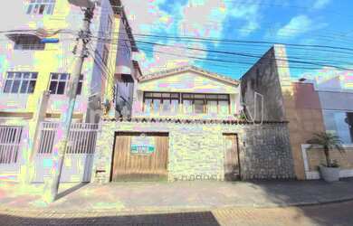 Imagem: A casa possui 3 Dormitórios, 3 Banheiros, 4 Vagas na garagem