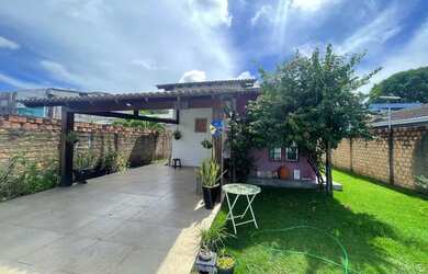 Imagem: A casa possui 2 Dormitórios, 2 Banheiros, 2 Vagas na garagem