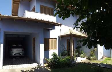 Imagem: A casa possui 2 Dormitórios, 2 Banheiros, 2 Vagas na garagem