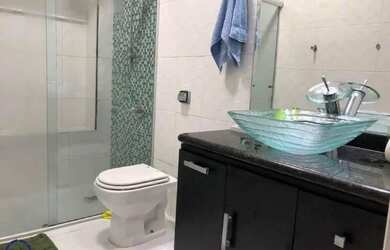 Imagem: A casa possui 3 Dormitórios, 2 Banheiros, 2 Vagas na garagem