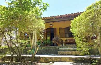 Imagem: A casa possui 4 Dormitórios, 1 Banheiro, 3 Vagas na garagem