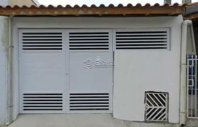 Imagem: A casa possui 1 Dormitório, 1 Banheiro, 1 Vaga na garagem