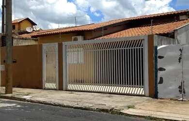 Imagem: A casa possui 3 Dormitórios, 2 Banheiros, 2 Vagas na garagem