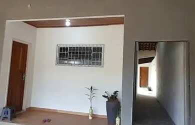 Imagem: A casa possui 4 Dormitórios, 2 Banheiros, 2 Vagas na garagem