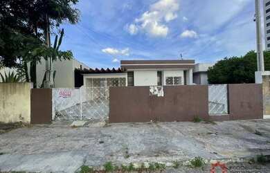 Imagem: A casa possui 4 Dormitórios, 2 Banheiros, 120m² de Área e