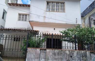 Imagem: A casa possui 4 Dormitórios, 2 Banheiros, 220m² de Área e