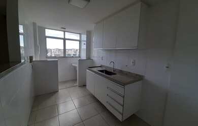 Imagem: O apartamento possui 1 Dormitório, 1 Banheiro, 1 Vaga na garagem