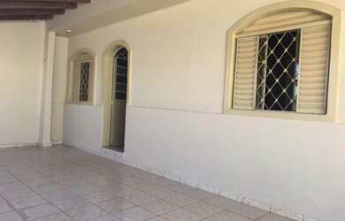 Imagem: A casa possui 4 Dormitórios, 3 Banheiros, 4 Vagas na garagem