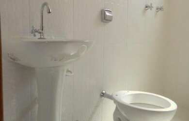 Imagem: A casa possui 2 Dormitórios, 1 Banheiro, 2 Vagas na garagem