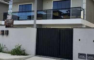 Imagem: A casa possui 2 Dormitórios, 2 Banheiros e 1 Vaga na garagem