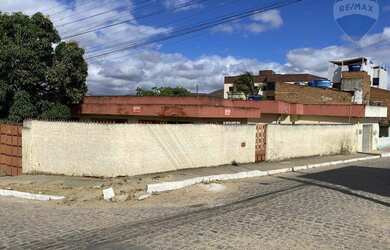 Imagem: A casa possui 3 Dormitórios, 1 Banheiro, 4 Vagas na garagem