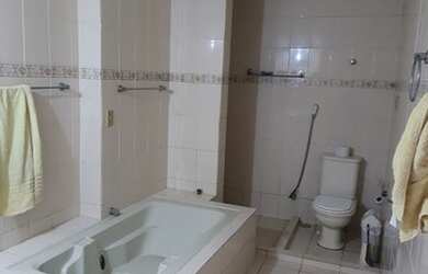 Imagem: A casa em condomínio possui 3 Dormitórios, 2 Banheiros, 1