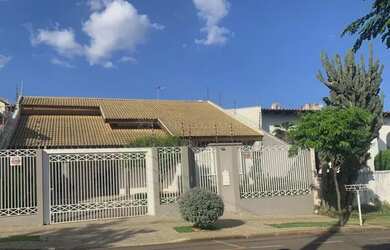 Imagem: A casa possui 3 Dormitórios, 3 Banheiros, 3 Vagas na garagem