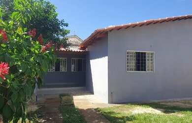 Imagem: A casa possui 2 Dormitórios, 2 Banheiros e está localizado