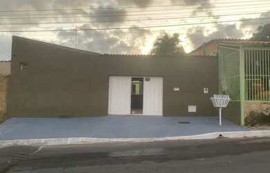 Imagem: A casa possui 4 Dormitórios, 2 Banheiros, 2 Vagas na garagem