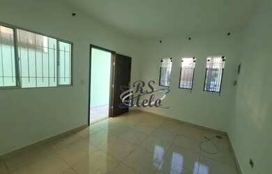 Imagem: A casa possui 2 Dormitórios, 1 Banheiro, 2 Vagas na garagem