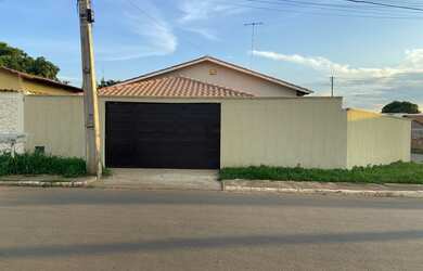 Imagem: A casa possui 3 Dormitórios, 2 Banheiros, 4 Vagas na garagem