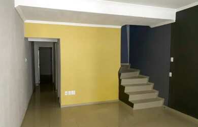 Imagem: A casa possui 3 Dormitórios, 3 Banheiros, 2 Vagas na garagem