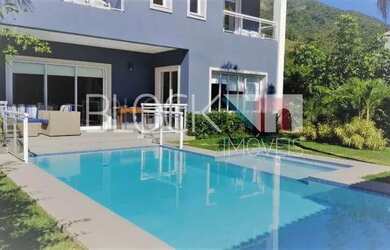 Imagem: A casa em condomínio possui 4 Dormitórios, 5 Banheiros, 2