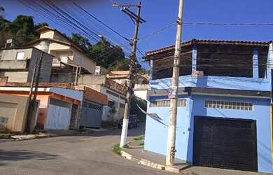 Imagem: A casa possui 3 Dormitórios, 2 Banheiros, 3 Vagas na garagem