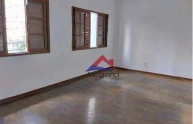 Imagem: O depósito possui 5 Vagas na garagem e 235m² de Área e está