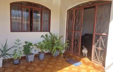 Imagem: A casa possui 3 Dormitórios, 2 Banheiros, 1 Vaga na garagem