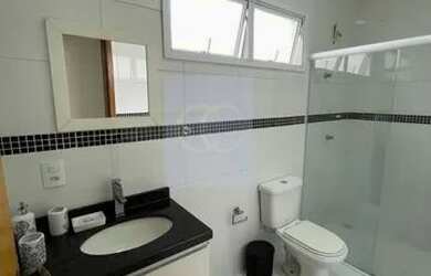 Imagem: A casa em condomínio possui 4 Dormitórios, 1 Banheiro, 2 Vagas