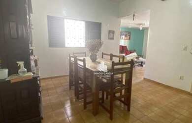 Imagem: A casa possui 3 Dormitórios, 2 Banheiros, 2 Vagas na garagem